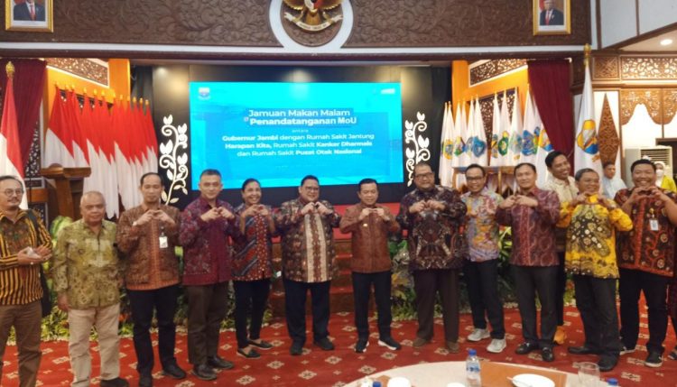 Gubernur Jambi, Al Haris, menandatangani MoU bersama ketiga RS pengampu tersebut, di aula rumah dinas Gubernur, Kawasan Ancol, Kota Jambi, Jumat (17/6) malam tadi/ AMPAR