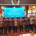 Gubernur Jambi, Al Haris, menandatangani MoU bersama ketiga RS pengampu tersebut, di aula rumah dinas Gubernur, Kawasan Ancol, Kota Jambi, Jumat (17/6) malam tadi/ AMPAR