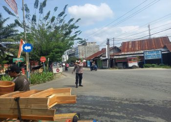 Personil Polsek Galang laksanakan pengaturan lalu lintas./ doc.ist