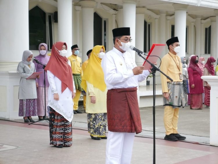BUPATI TANJUNG JABUNG BARAT PIMPIN UPACARA HARI PENDIDIKAN NASIONAL*