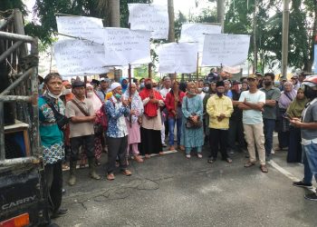 Pekerja aktif dan Pensiunan PT. Mara Jaya Perkebunan Batu Rata Kecamatan Bangun Purba menggelar aksi unjuk rasa/ AMPAR