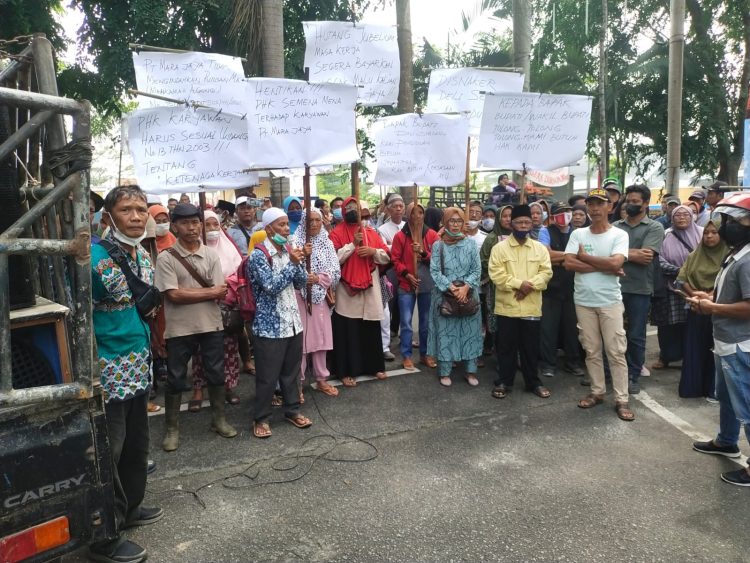 Pekerja aktif dan Pensiunan PT. Mara Jaya Perkebunan Batu Rata Kecamatan Bangun Purba menggelar aksi unjuk rasa/ AMPAR