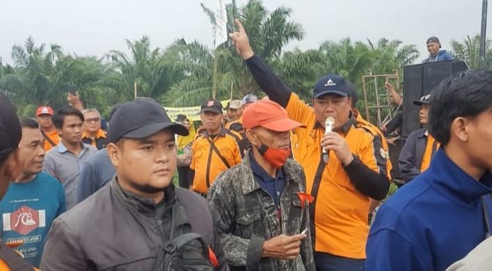 Karyawan yang tergabung dalam Serikat Pekerja Perkebunan (SPP) PTPN 2 melakukan pengawalan di areal HGUĀ / doc.ist