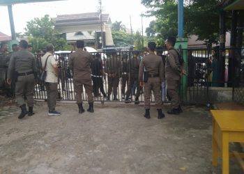 Satpol-PP dan Aparat Kepolisian Saat Dilokasi Mengamankan Pertikaian/ AMPAR