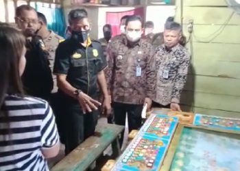 Tim terpadu Kecamatan Telanaipura Dibantu BKO dan PPNS Dari Satpol PP Kota Jambi Serta Babinsa dan Babinkamtibmas Saat Menggrebek Lokasi/ AMPAR
