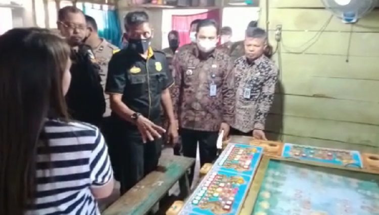 Tim terpadu Kecamatan Telanaipura Dibantu BKO dan PPNS Dari Satpol PP Kota Jambi Serta Babinsa dan Babinkamtibmas Saat Menggrebek Lokasi/ AMPAR