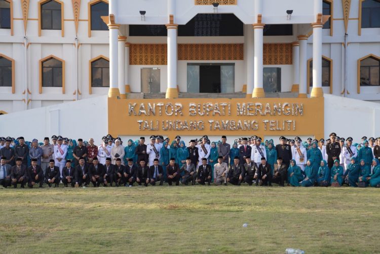 Al Haris pada Pelantikan 169 orang Kepala Desa Terpilih dan Pengukuhan sebagai Pembina Lembaga Adat Desa serta Pelantikan Ketua TP PKK Desa Kabupaten Merangin, yang berlangsung di Lapangan Depan Kantor Baru Bupati Merangin/ Foto: doc.ist
