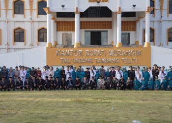 Al Haris pada Pelantikan 169 orang Kepala Desa Terpilih dan Pengukuhan sebagai Pembina Lembaga Adat Desa serta Pelantikan Ketua TP PKK Desa Kabupaten Merangin, yang berlangsung di Lapangan Depan Kantor Baru Bupati Merangin/ Foto: doc.ist