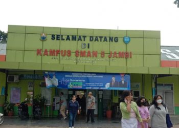 Pantauan hari pertama PPDB di SMA Negeri 5 Kota Jambi/ Foto: Meli/ AMPAR