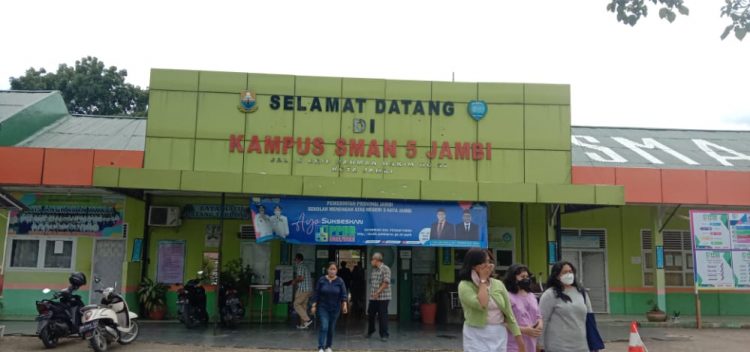 Pantauan hari pertama PPDB di SMA Negeri 5 Kota Jambi/ Foto: Meli/ AMPAR