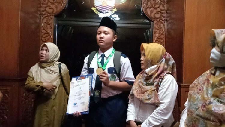 Nizam Siswa MTS Peraih Medali Emas/ doc.ist