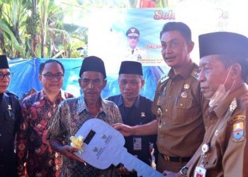 Pj Bupati Muaro Jambi Dampingi Wakil Gubernur Resmikan Bedah Rumah di Desa Pulau Kayu Aro
