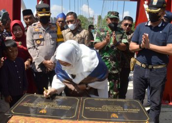 Masnah Meresmikan Jembatan Gantung Putri Ponjen di Desa Tanjung Lanjut, Kec Sekernan