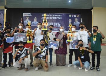 Masnah Berikan Tropi Juara Tournament E-Sport Mobile Legend Bupati Cup Millenial 2022