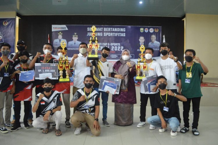 Masnah Berikan Tropi Juara Tournament E-Sport Mobile Legend Bupati Cup Millenial 2022