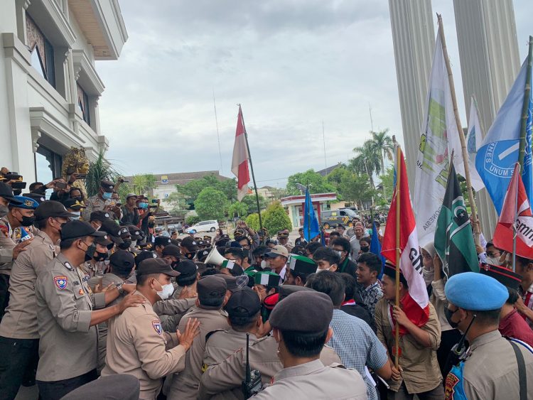 Massa Aksi dan Aparat Nyaris Ricuh/ AMPAR