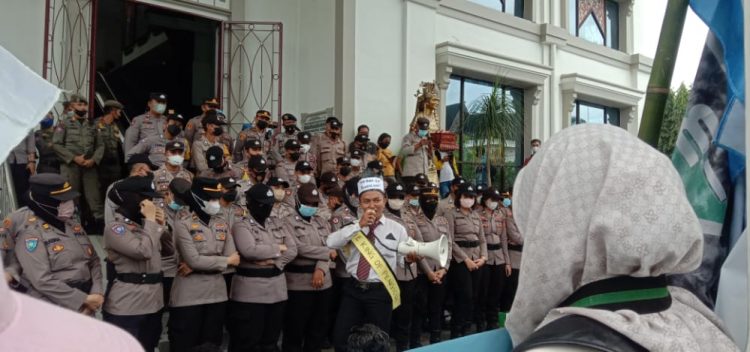 Massa Aksi Menyampaikan Aspirasi di Gedung DPRD/ AMPAR