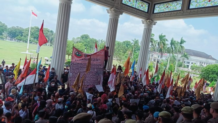 Demonstrasi di Kantor Gubernur Jambi/ AMPAR