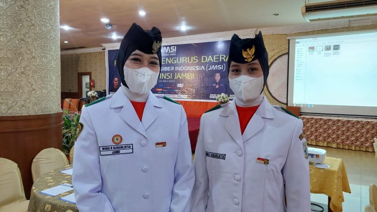 Winda Ratih Suidarlistia dan Windi Dewi Suidarlistia./ doc.ist