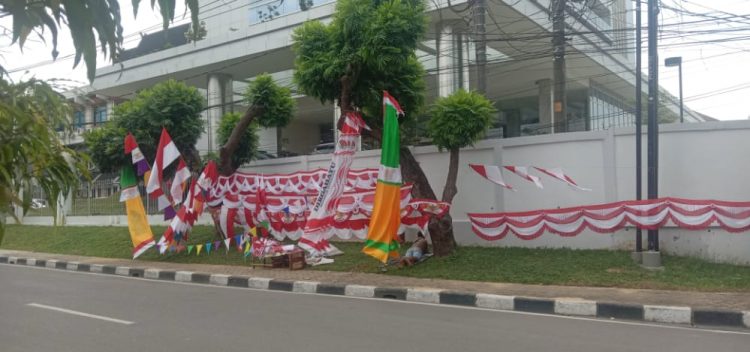 Pedagang musiman bendera merah putih di sepanjang jalan di Jambi/ AMPAR