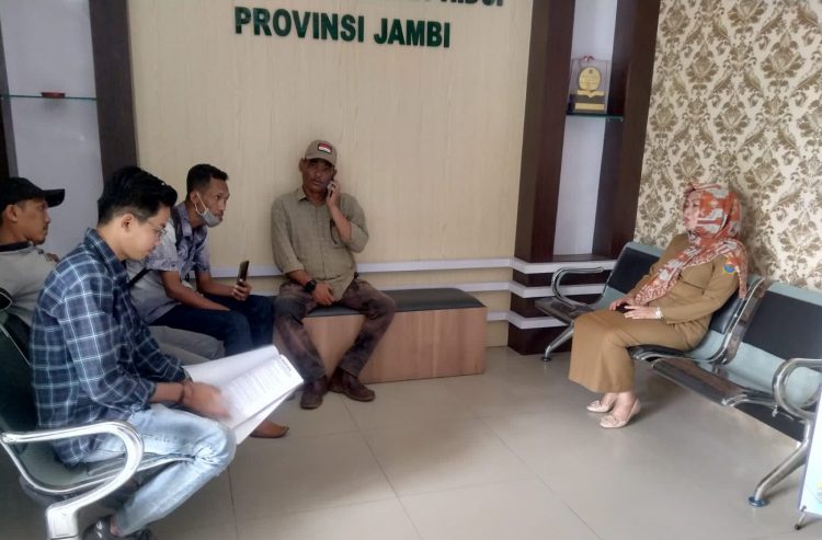 LSM Mappan saat aksi di DLH provinsi Jambi 11 Juli 2022/ doc.ist