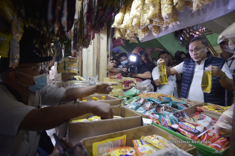 Menteri Perdagangan Zulkifli Hasan kembali melakukan kunjungan ke Pasar dalam rangka memantau ketersediaan dan harga barang kebutuhan pokok