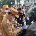 Guernur Jambi Al Haris Memasangkan bendera merah putih kepada pengendara motor/ Riky