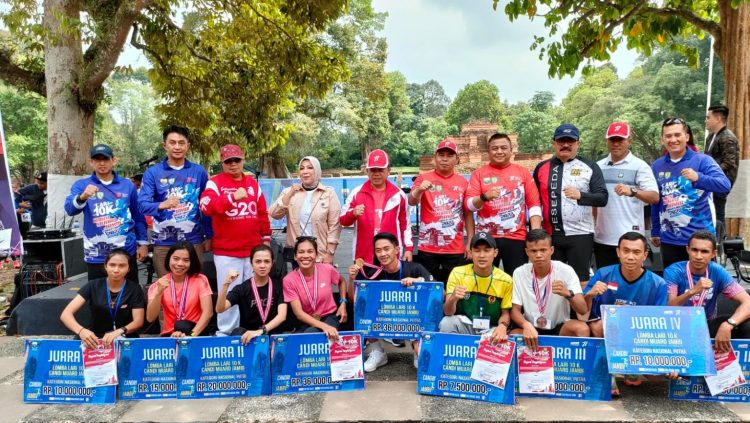 Al haris saar memberikan hadiah kepada pemenang lomba lari 10 K/ Riky