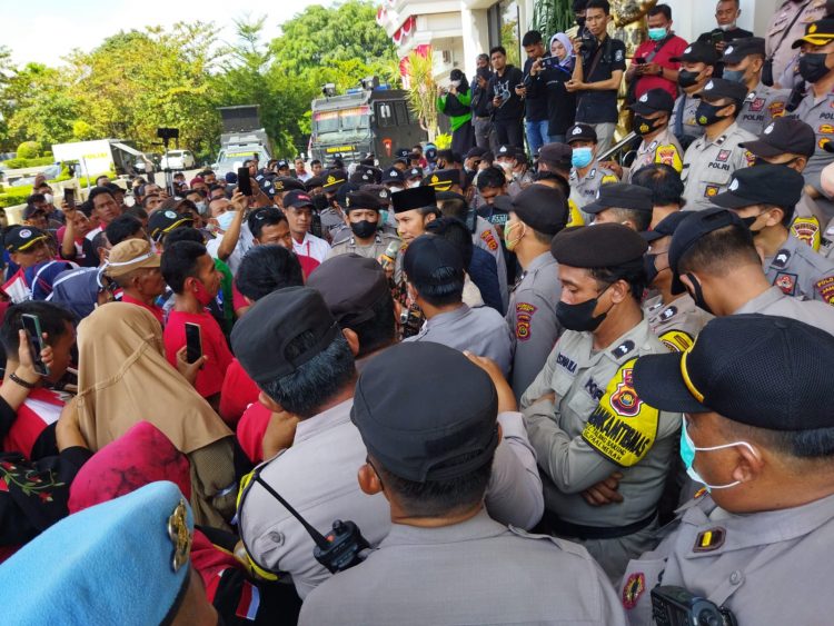 Konferensi Serikat Buruh Sejahtera Indonesia (KSBSI) Menggelar Aksi Demonstrasi di Depan Kantor DPRD Provinsi Jambi/ AMPAR