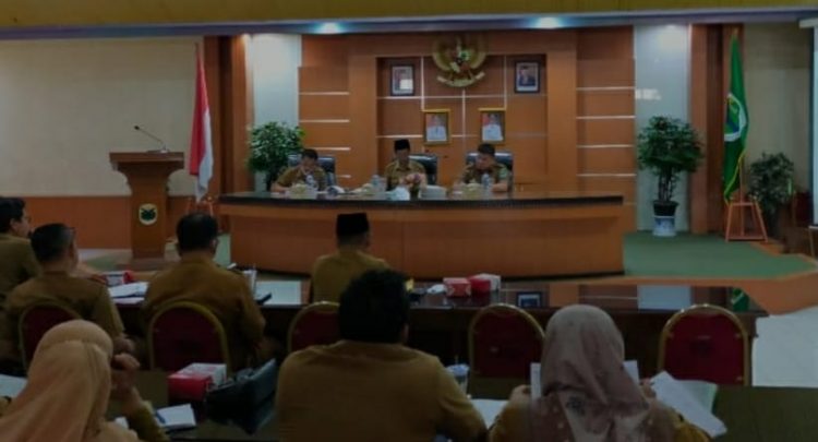 Sekretaris Daerah (Sekda) Kabupaten Batanghari M. Azan, pimpin rapat evaluasi Pendapatan Asli Daerah (PAD) Tahun Anggaran (TA) 2022