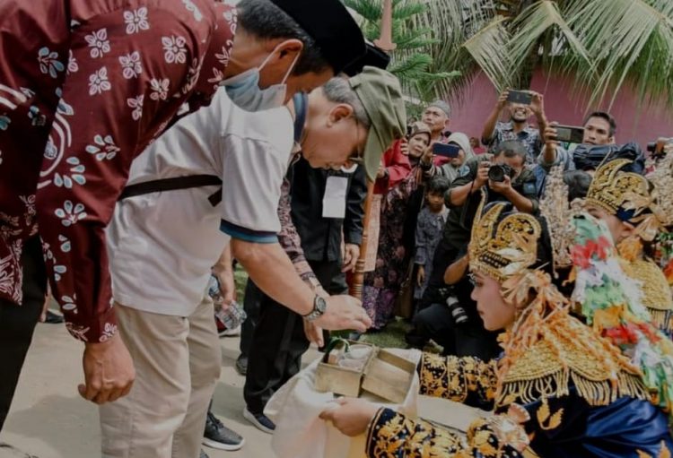 Wabup Bakhtiar dan Tim DAS Disambut Tari Sekapur Sirih dan Tari Ngebeng