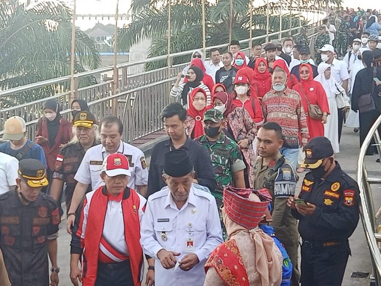 Pengibaran bendera merah putih di Gentala Arasy/ AMPAR