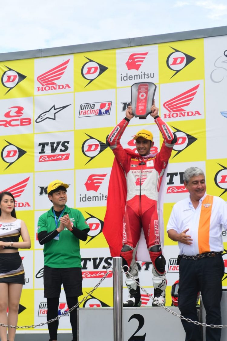 Andi Farid Izdihar (Andi Gilang) mengibarkan Bendera Merah Putih di podium ke-2 race pertama Asia Road Racing Championship (ARRC) 2022/ doc.ist