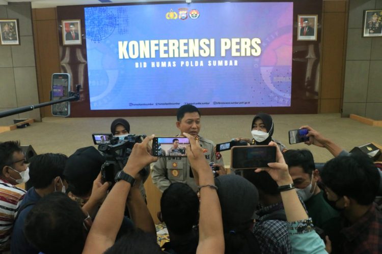 Kabid Humas Polda Sumbar Kombes Pol Dwi Sulistyawan, SH. S.Ik. M.Si Saat Konferensi Pers/ doc.ist