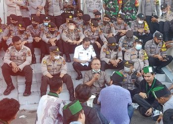 Anggota Komisi III Bustami Yahya Temui Pendemo/ AMPAR