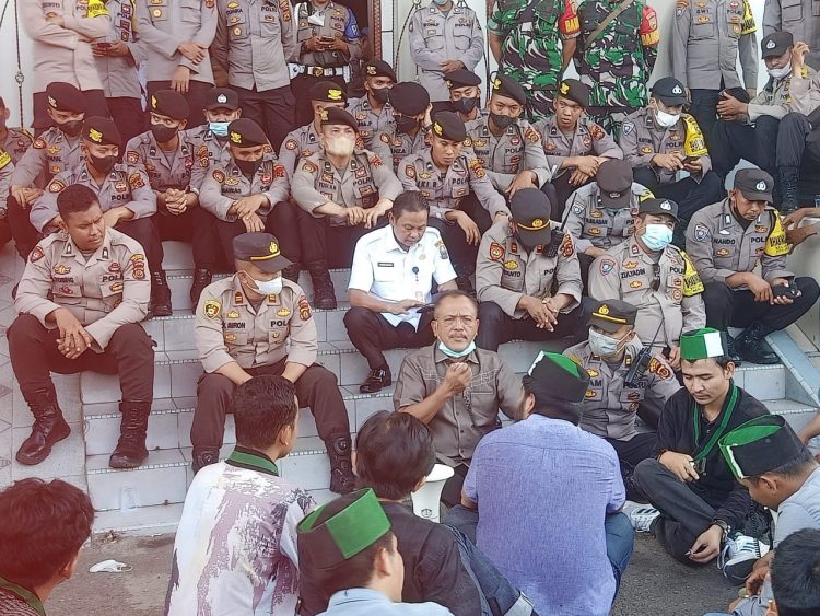 Anggota Komisi III Bustami Yahya Temui Pendemo/ AMPAR