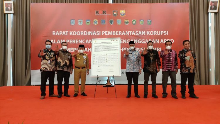 Gubernur Jambi, Al Haris, menghadiri rapat koordinasi (rakor) pemberantasan korupsi bersama KPK./ AMPAR