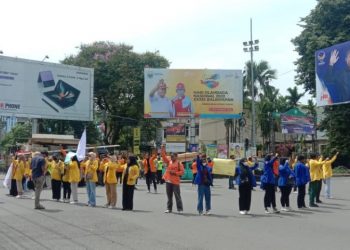 Mahasiswa Turun ke Jalan Demo Tolak Kenaikan Harga BBM./ AMPAR