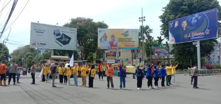 Mahasiswa Turun ke Jalan Demo Tolak Kenaikan Harga BBM./ AMPAR