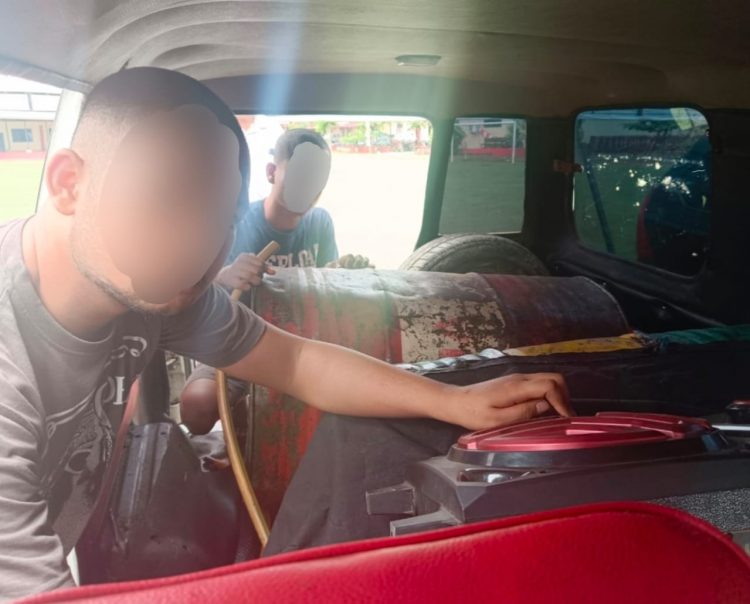 Polresta Deli Serdang mengamankan dua orang laki laki saat mengangkut 335 liter Solar subsidi./ doc.ist
