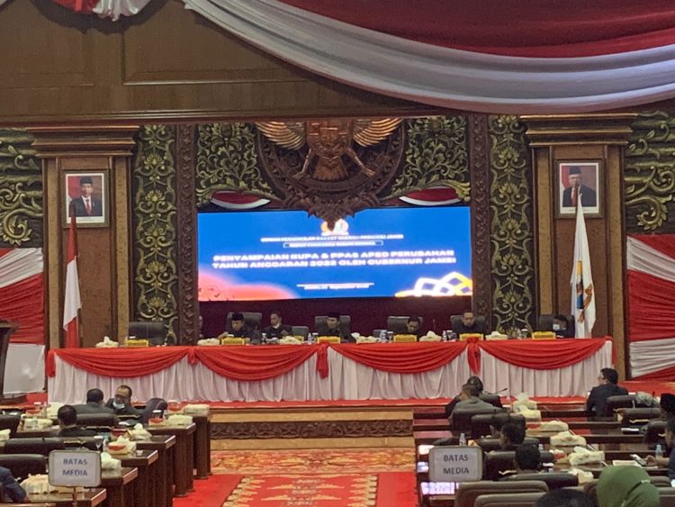 Al Haris Hadiri Rapat Paripurna./ AMPAR