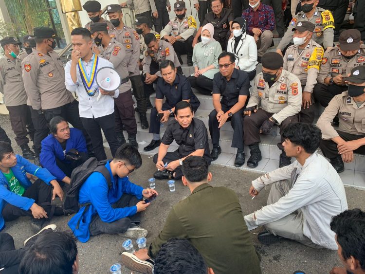 Waka DPRD Faizal Riza Duduk Bersama Dengarkan Aspirasi Mahasiswa./ AMPAR
