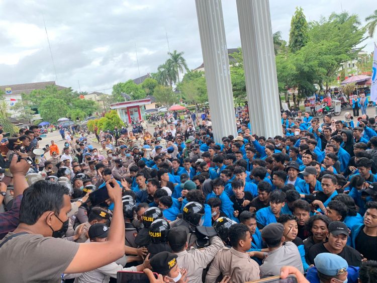 Ratusan Mahasiswa Universitas Islam Negeri Sulthan Thaha Saifuddin (UIN STS) Jambi  aksi tolak Keniakan BBM/ ampar