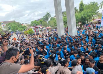 Ratusan Mahasiswa Universitas Islam Negeri Sulthan Thaha Saifuddin (UIN STS) Jambi  aksi tolak Keniakan BBM/ ampar
