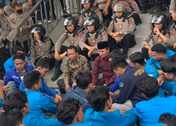 Ketua DPRD Edi Purwanto saat menemui massa aksi Mahasiswa/ AMPAR