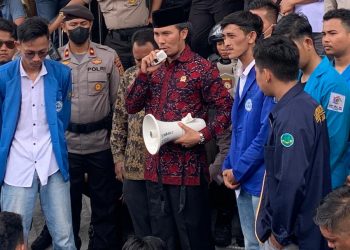 Edi Purwanto saat menemui pendemo/ AMPAR