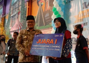 Wakil Walikota Jambi, Maulana Menyerahkan Hadiah./ AMPAR