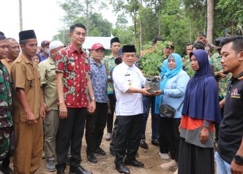 Al haris serahkan bibit cabai dan kacang/ doc.ist
