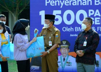 Wagub Sani Serahkan Bantuan Bentuk Perhatian Pemerintah Kepada Masyarakat/ Doc.ist
