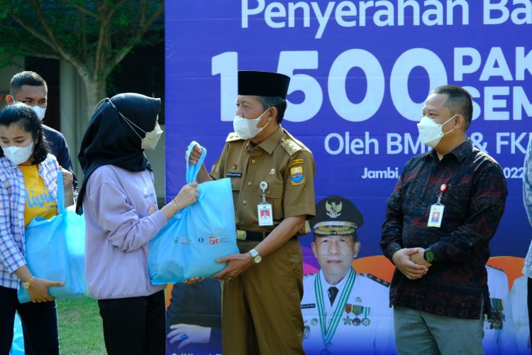 Wagub Sani Serahkan Bantuan Bentuk Perhatian Pemerintah Kepada Masyarakat/ Doc.ist